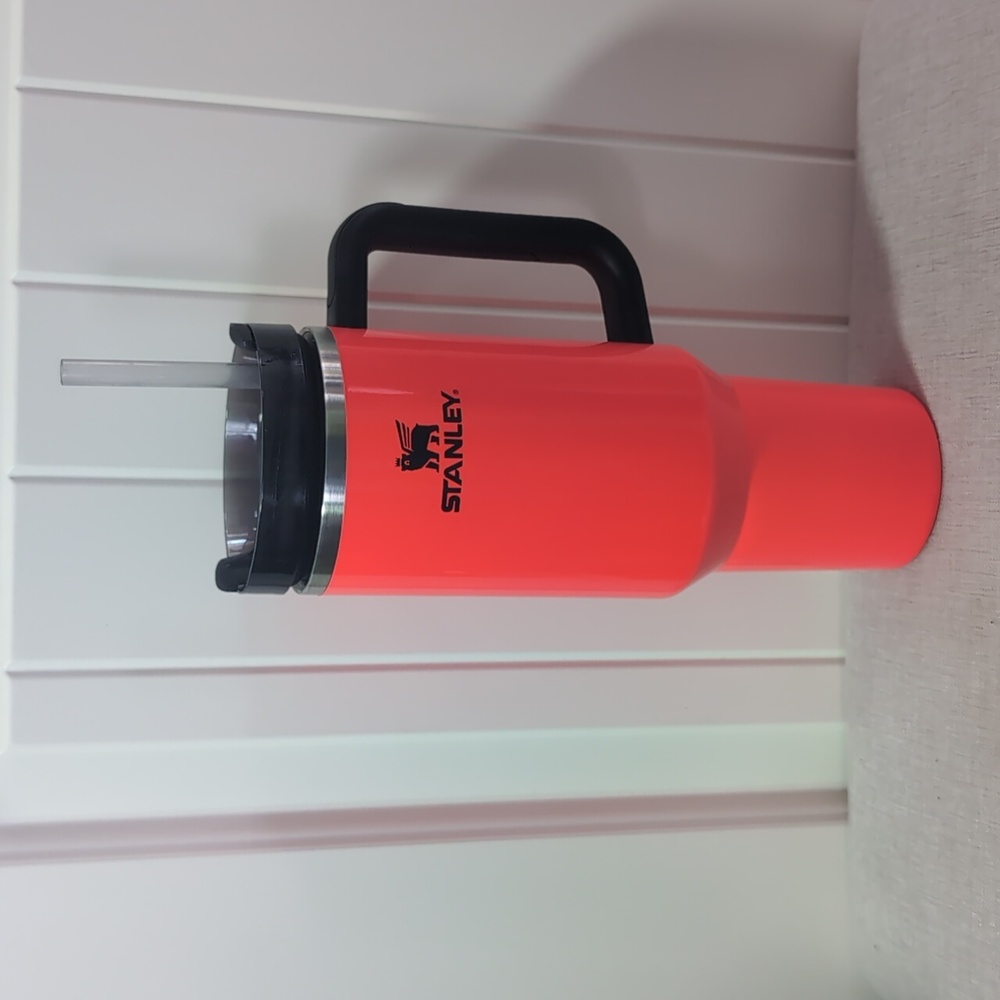 ✨HP!✨EUC Stanley Neon Orange, 40oz